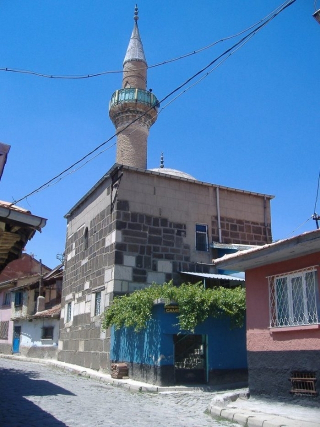 AFYONKARAHİSAR'DA BİRE BİR KABE ÖLÇÜLERİNDEKİ  CAMİ DİKKAT ÇEKİYOR