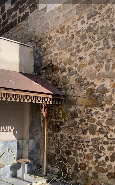 AFYONKARAHİSAR'DA BİRE BİR KABE ÖLÇÜLERİNDEKİ  CAMİ DİKKAT ÇEKİYOR