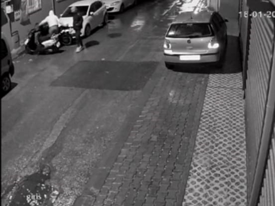 MOTOSİKLET HIRSIZLARI KAMERAYA YANSIDI