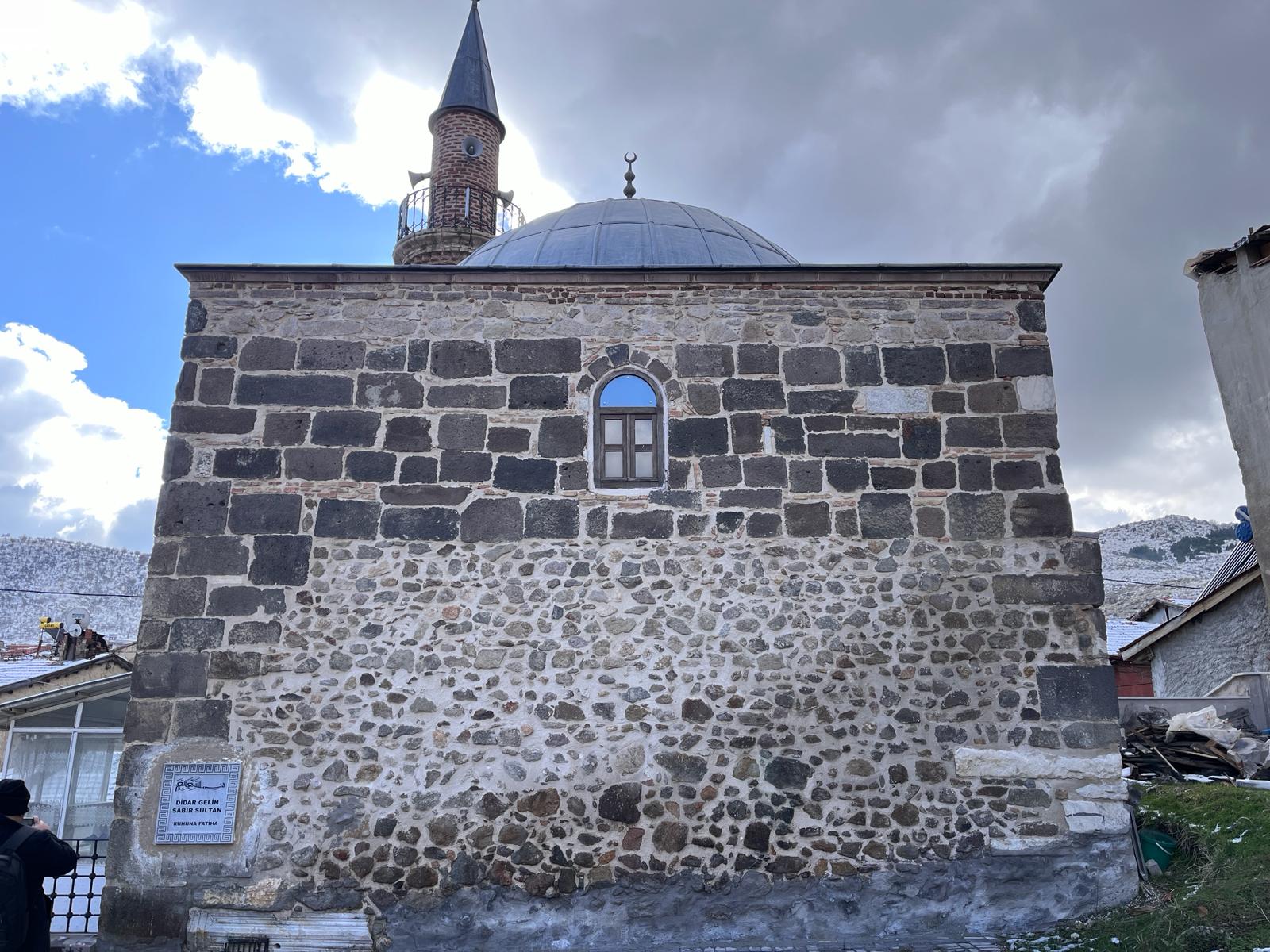 AFYONKARAHİSAR'DA BİRE BİR KABE ÖLÇÜLERİNDEKİ  CAMİ DİKKAT ÇEKİYOR