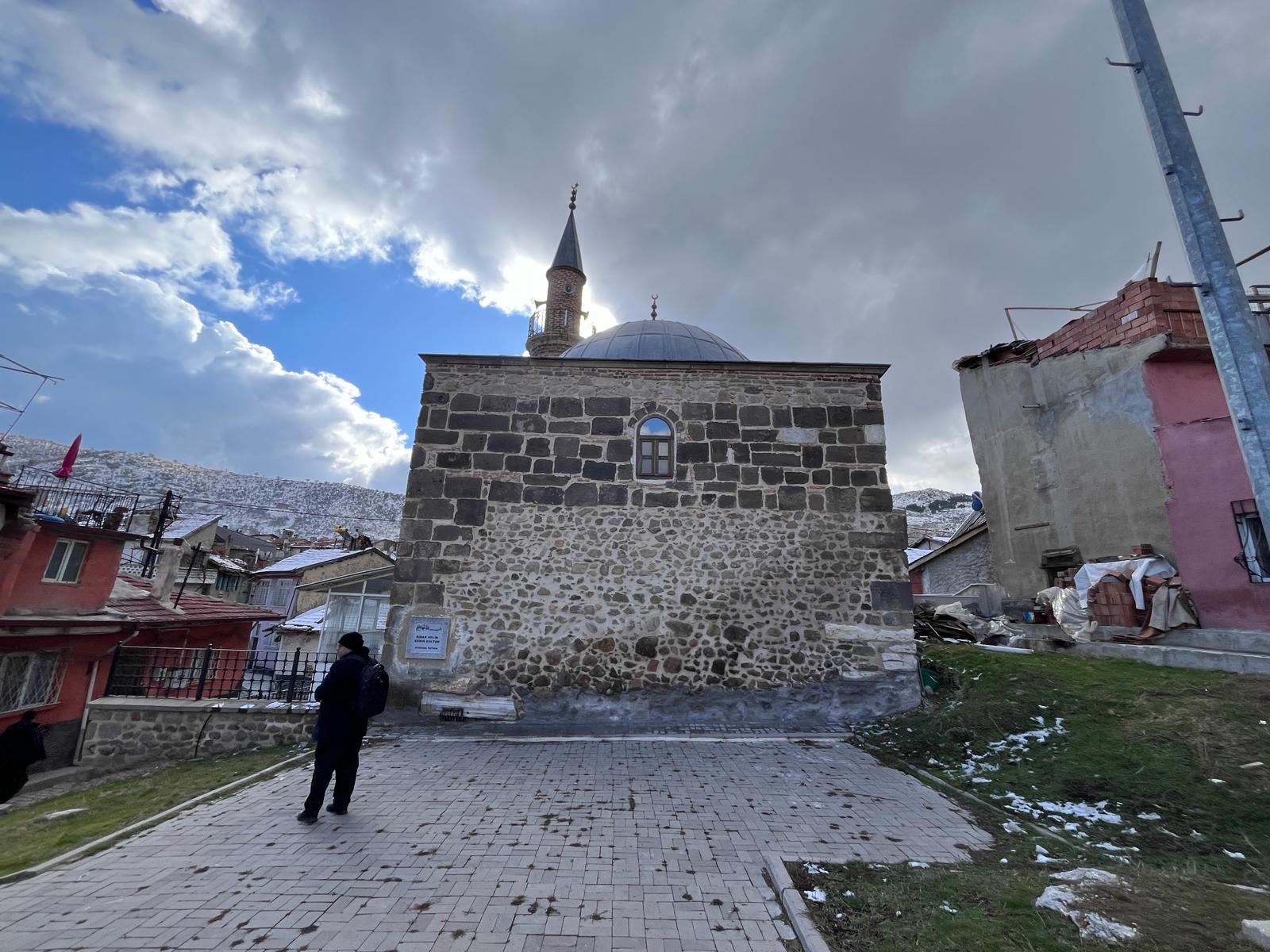 AFYONKARAHİSAR'DA BİRE BİR KABE ÖLÇÜLERİNDEKİ  CAMİ DİKKAT ÇEKİYOR