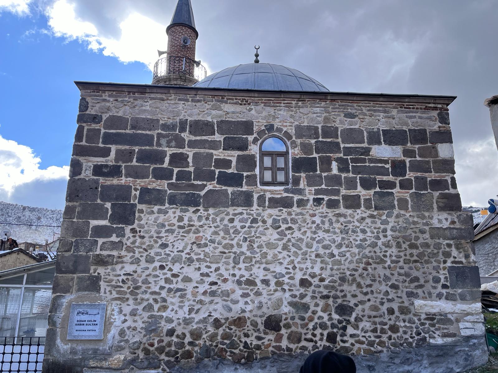 AFYONKARAHİSAR'DA BİRE BİR KABE ÖLÇÜLERİNDEKİ  CAMİ DİKKAT ÇEKİYOR