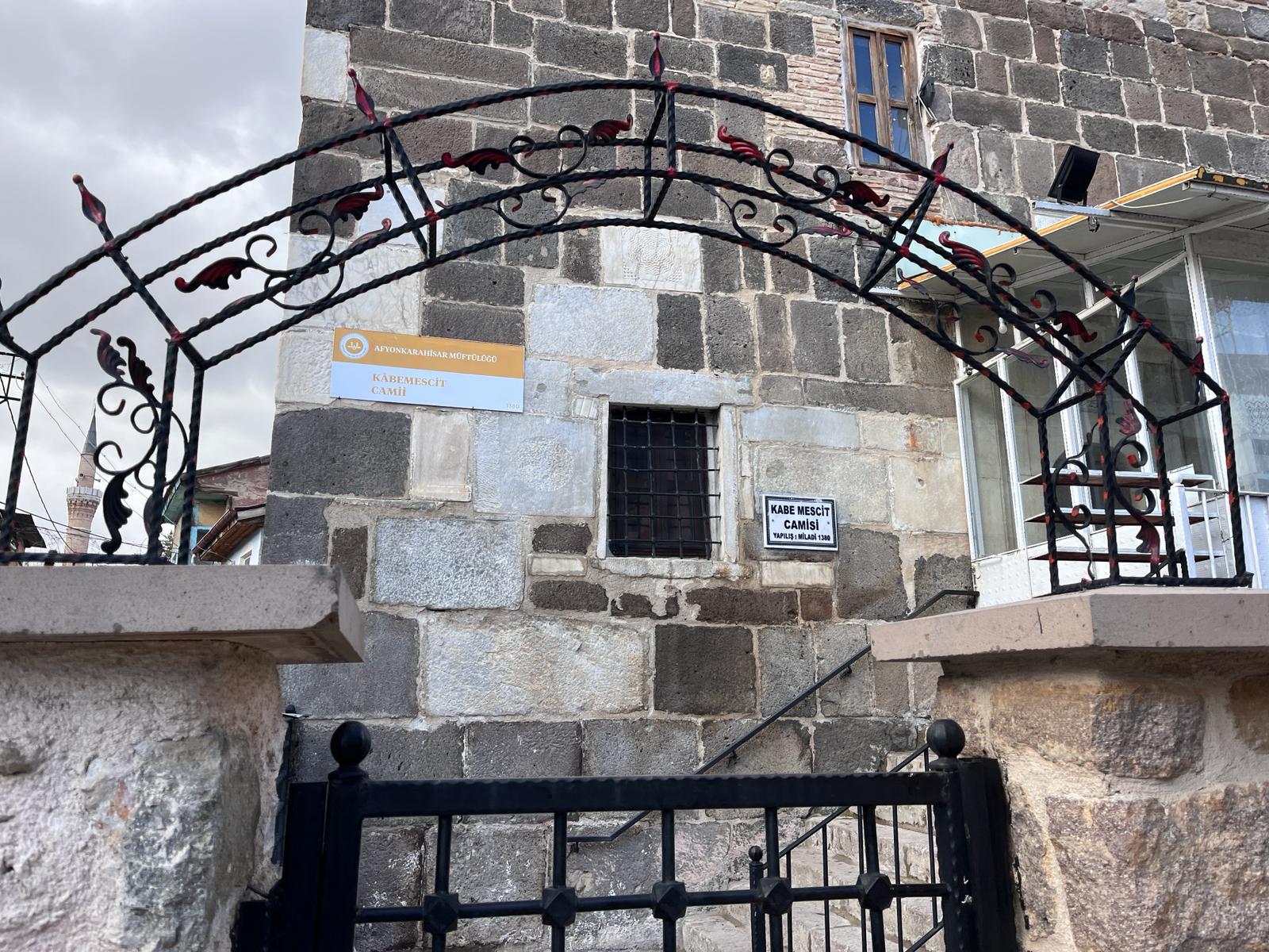 AFYONKARAHİSAR'DA BİRE BİR KABE ÖLÇÜLERİNDEKİ  CAMİ DİKKAT ÇEKİYOR