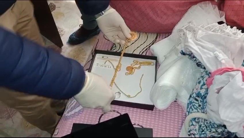 GÜNDE GÖRDÜĞÜ ALTINLARINI, ANAHTARI KOPYALAYARAK ÇALDI