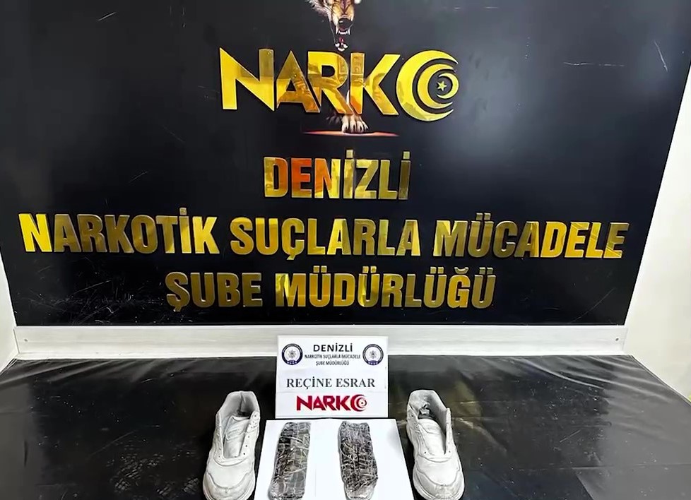 UYUŞTURUCUYU AYAKKABISININ TABANINA GİZLEDİ