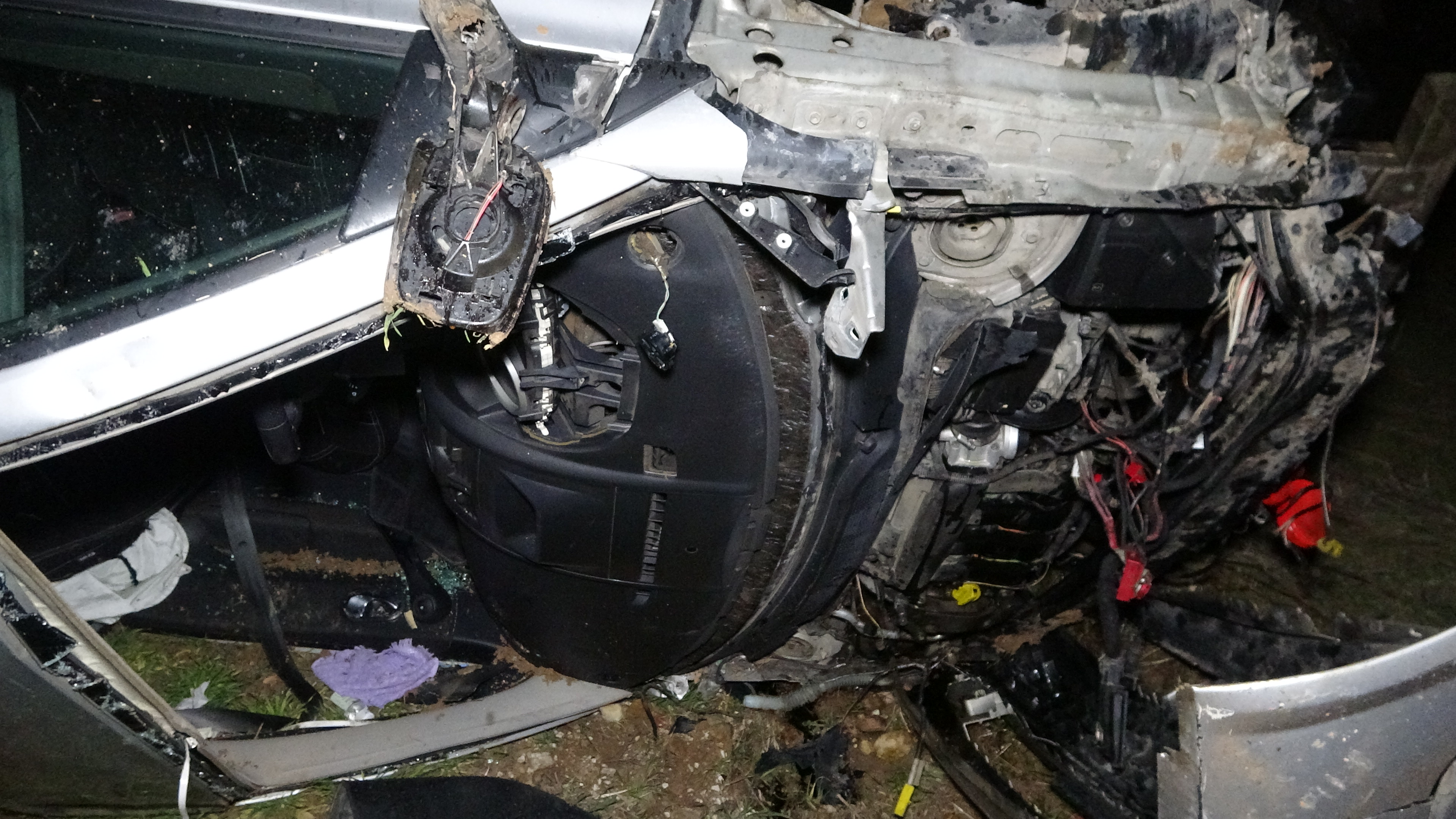 YOLDAN ÇIKAN OTOMOBİL DEFALARCA TAKLA ATARAK HURDAYA DÖNDÜ: