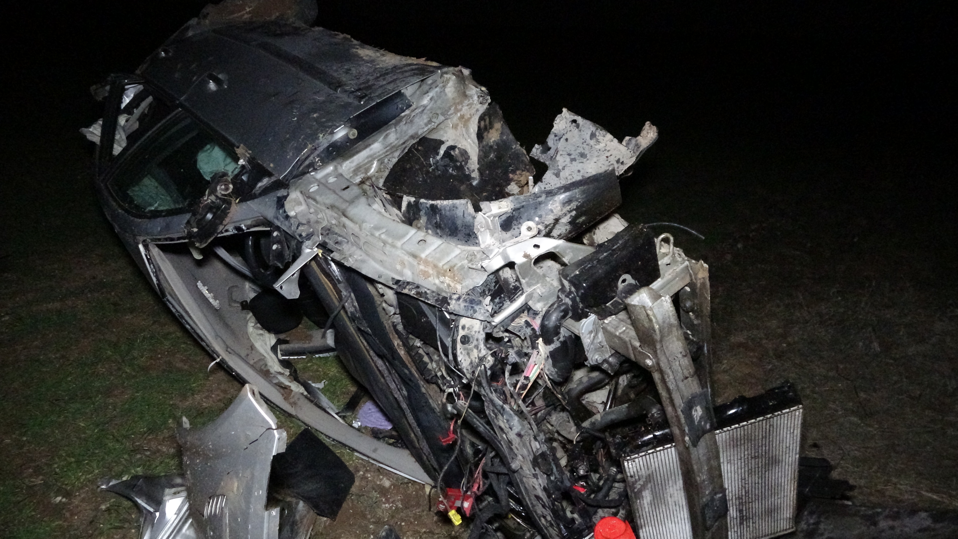 YOLDAN ÇIKAN OTOMOBİL DEFALARCA TAKLA ATARAK HURDAYA DÖNDÜ: