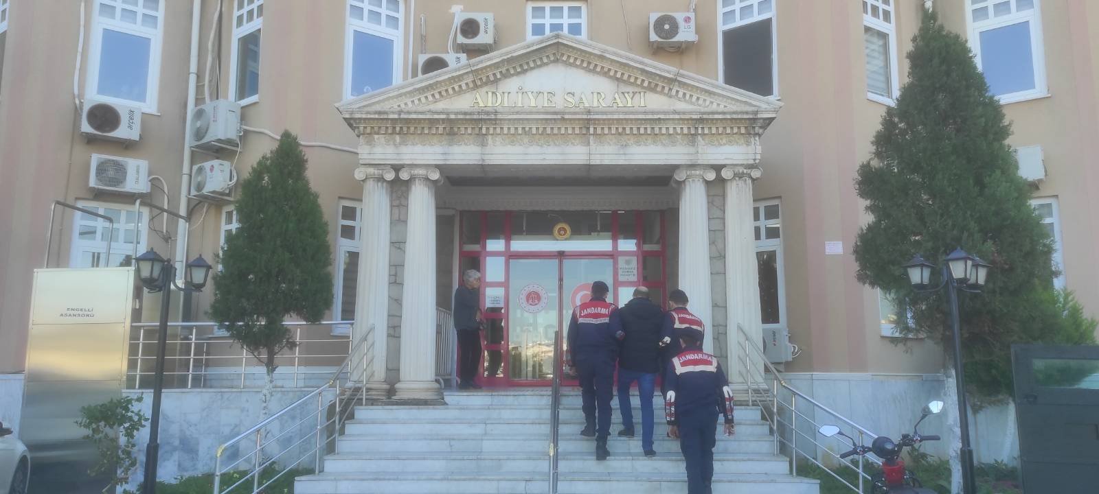 ÇEŞİTLİ SUÇLARDAN ARANIYORLARDI