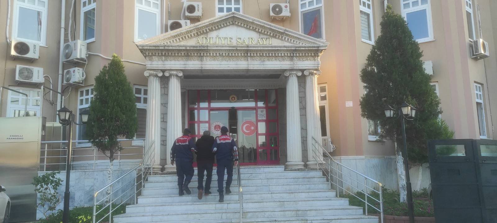ÇEŞİTLİ SUÇLARDAN ARANIYORLARDI