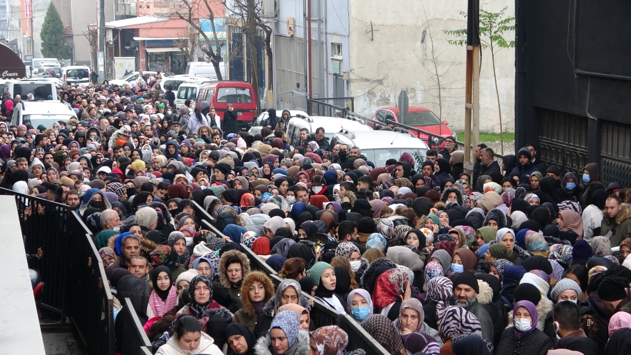 Ucuz tencere, tabak çılgınlığı...Birbirlerini ezip, çocuklarını kaybettiler