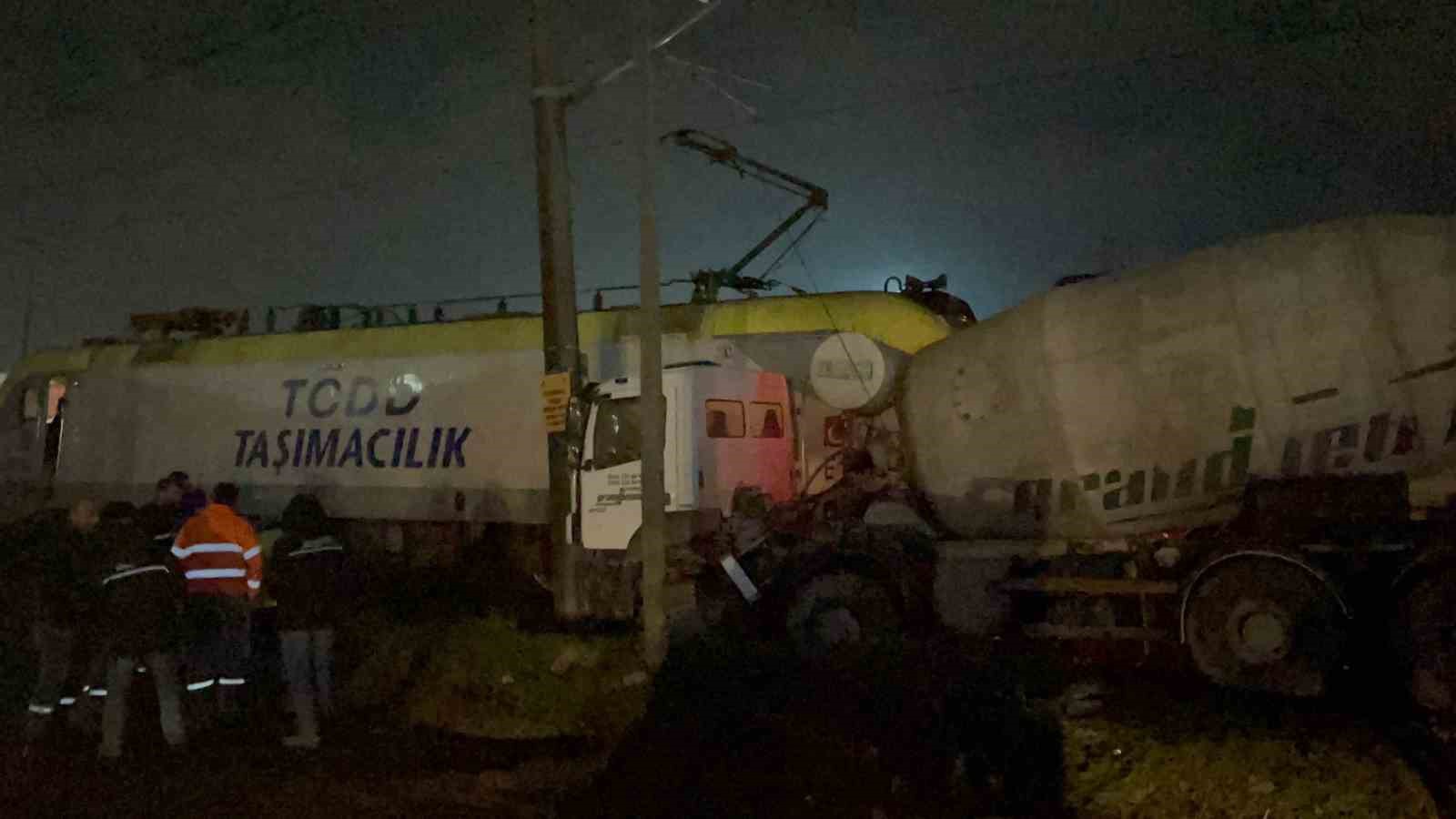 Yolcu treni beton mikseri ile çarpıştı