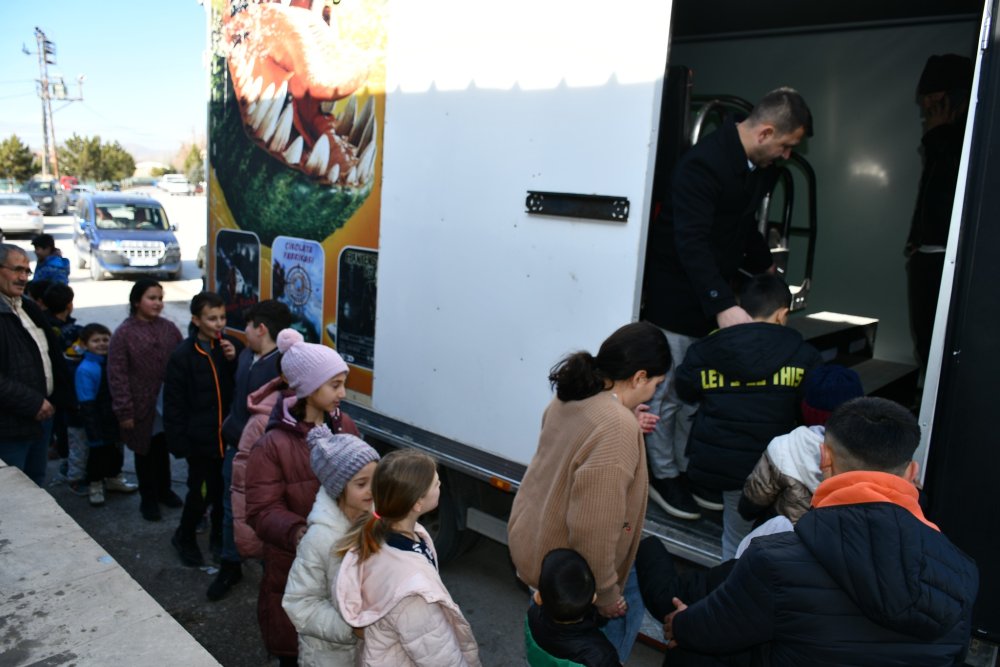 İscehisar Belediye Başkanı Ahmet Şahin’den Öğrencilere Karne Hediyesi: 15 D Mobil Sinema