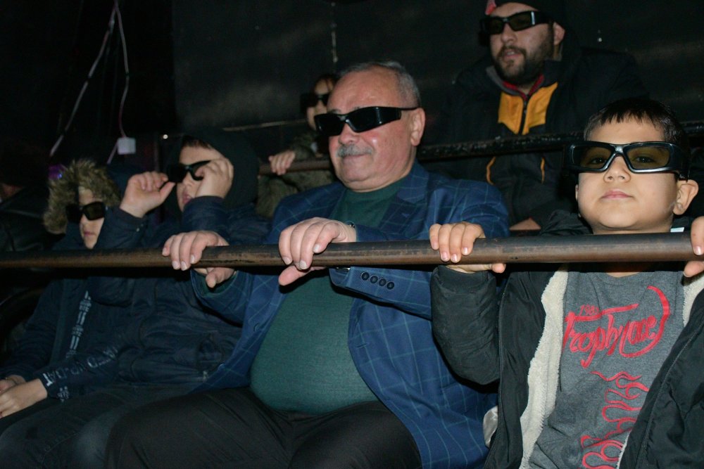 İscehisar Belediye Başkanı Ahmet Şahin’den Öğrencilere Karne Hediyesi: 15 D Mobil Sinema