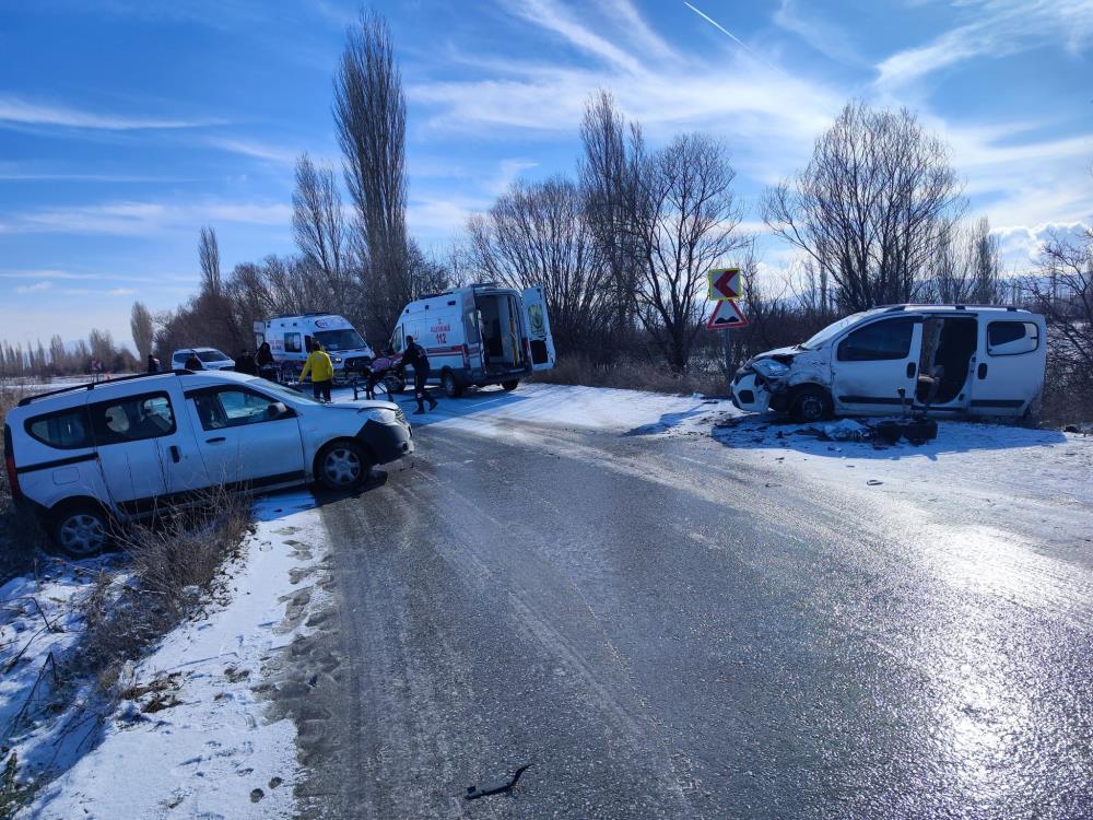 Afyon'da Trafik Kazası: 6 Yaralı