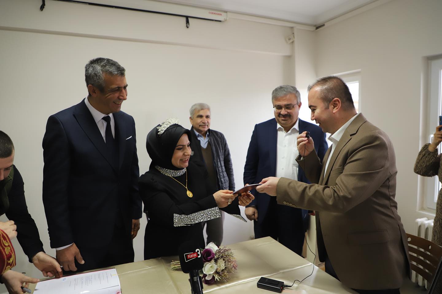 Yılmaz Çiftine Evlilik Cüzdanını AK Partili Uluçay Takdim Etti