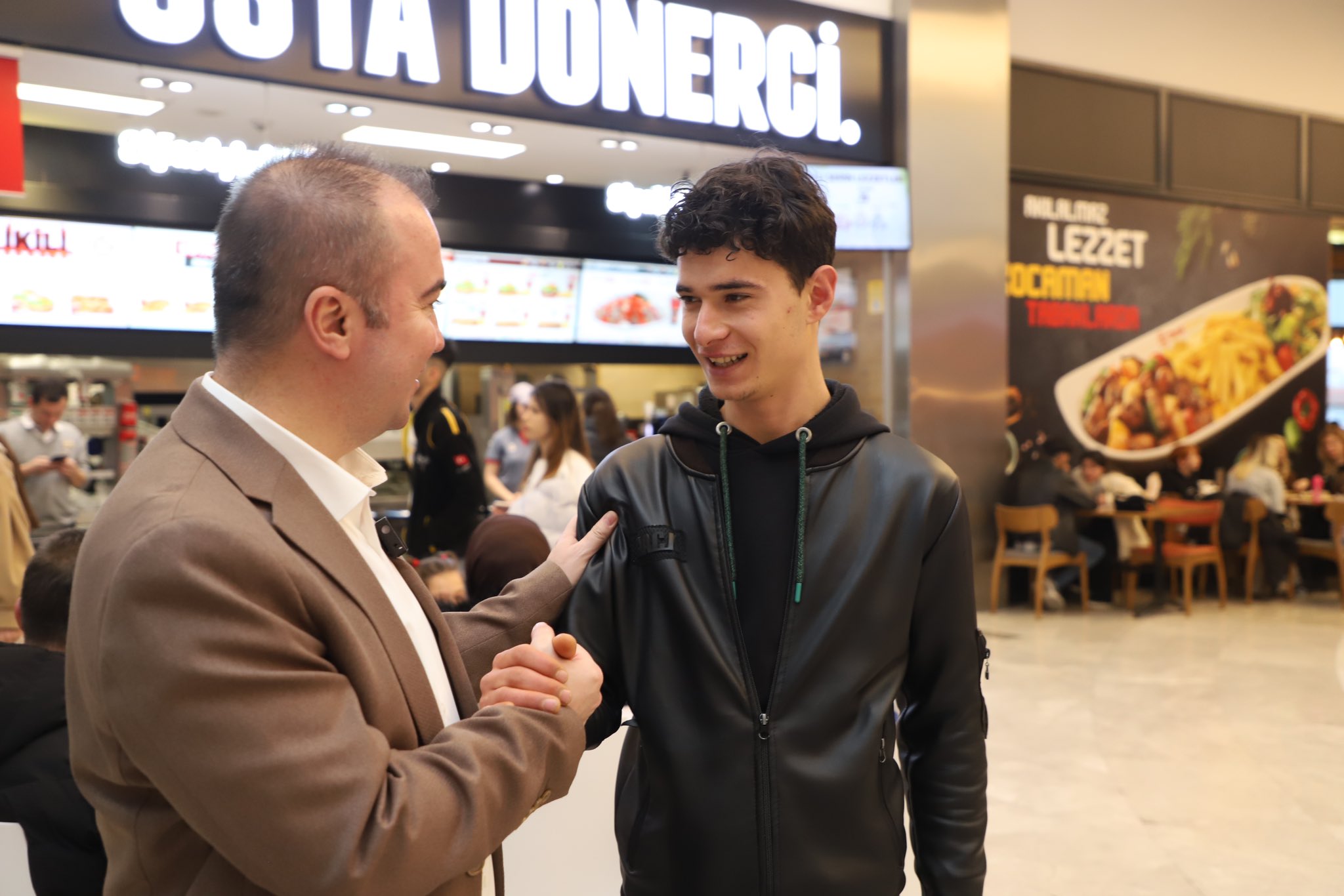 Gençlerden Uluçay'ı Mutlu Eden Sohbet