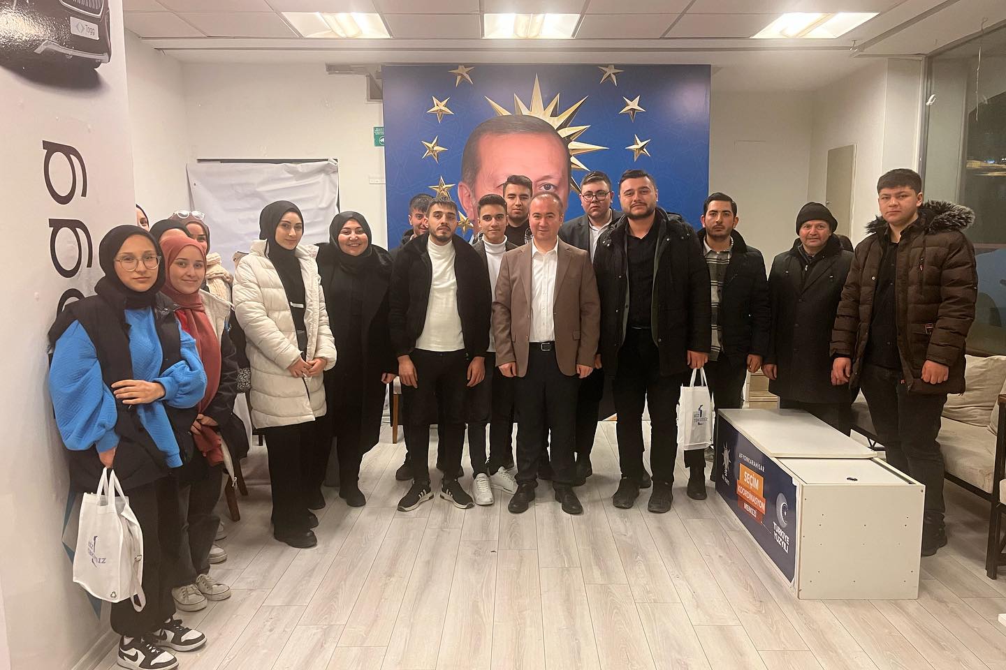 AK Parti seçim koordinasyon merkezinde süreci değerlendirdi