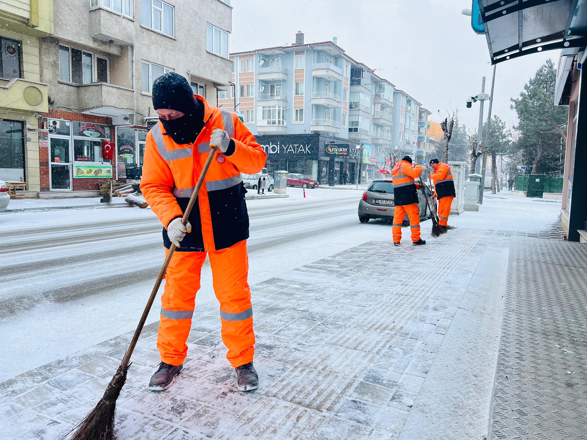 Afyon'da Belediye Ekiplerinin Yoğun Kar Mesaisi Sürüyor