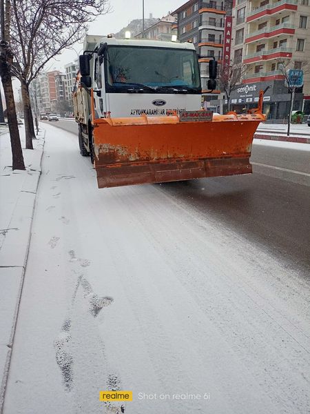 Afyon'da Belediye Ekiplerinin Yoğun Kar Mesaisi Sürüyor