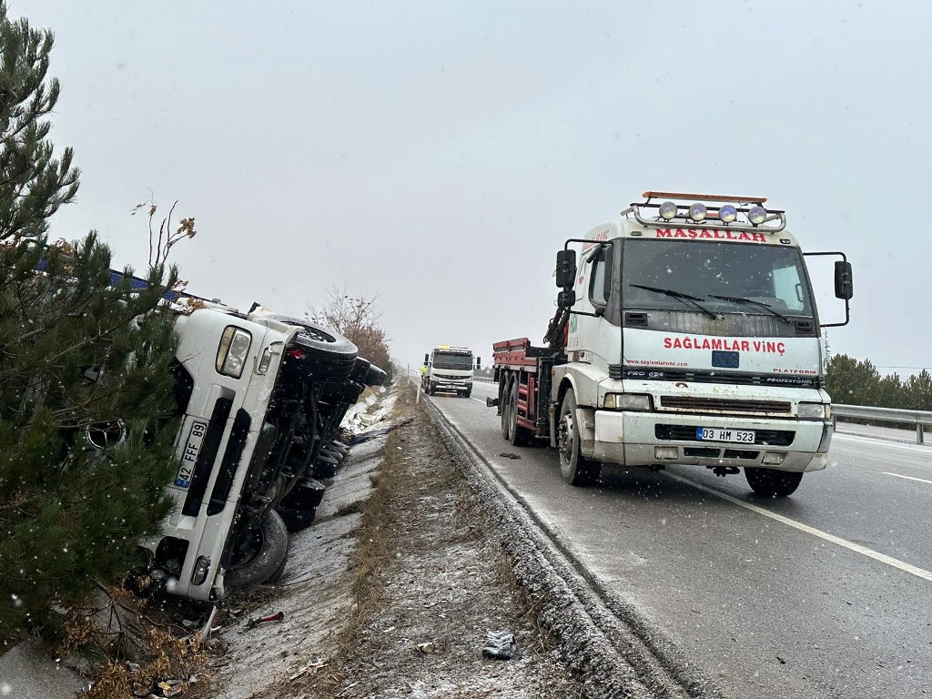 AFYON'DA BİRA YÜKLÜ TIR DEVRİLDİ