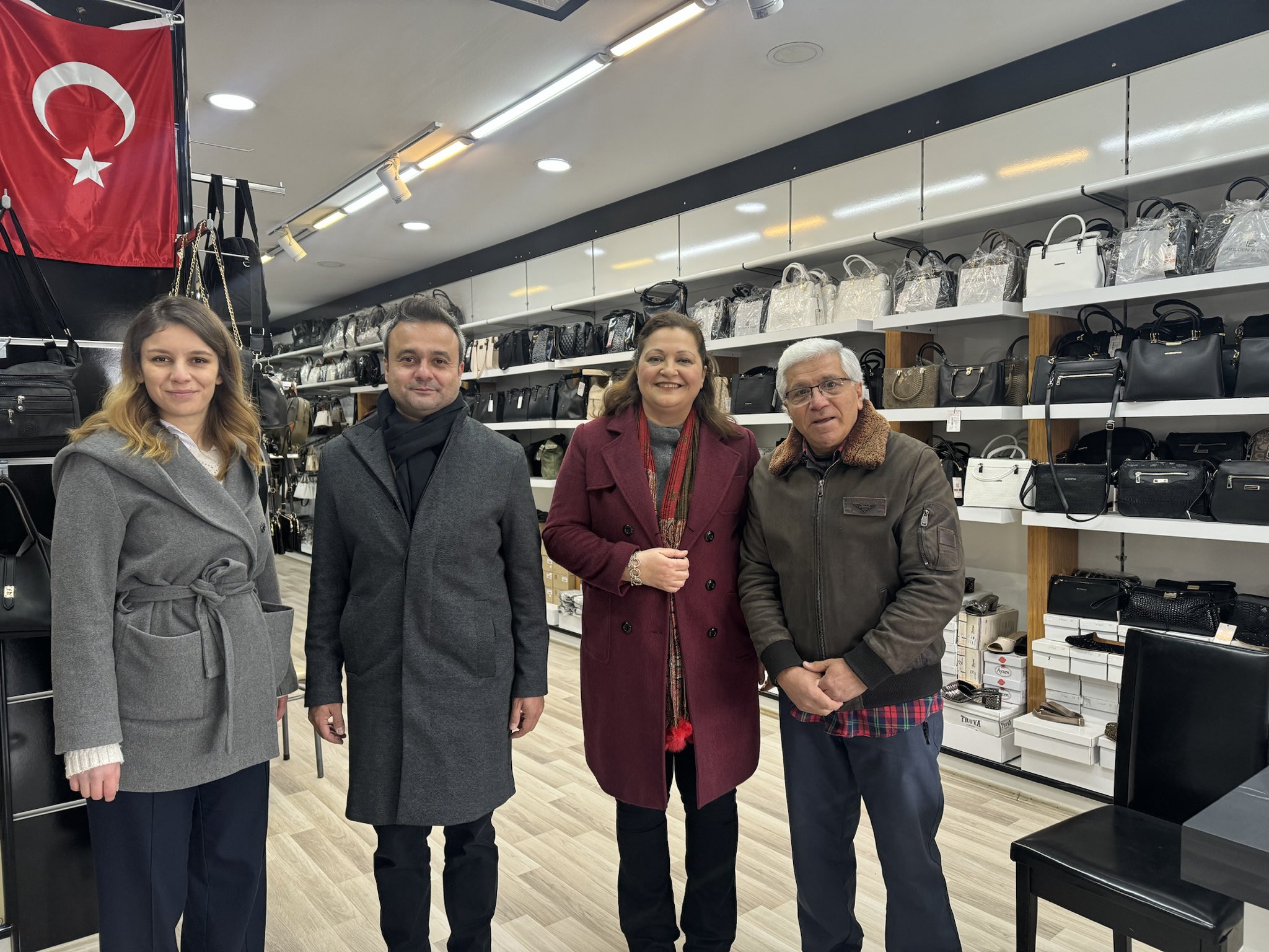 CHP ADAYI BURCU KÖKSAL VE EKİBİ İLE KURTULUŞ CADDESİ'NDE  ESNAF İLE BULUŞTU