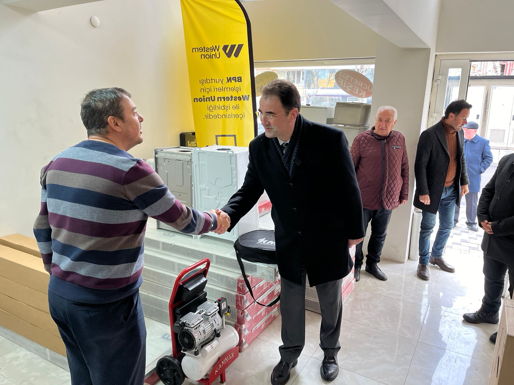 MHP'li Küçükkurt Atatürk Caddesi Esnafıyla Bir Araya Geldi