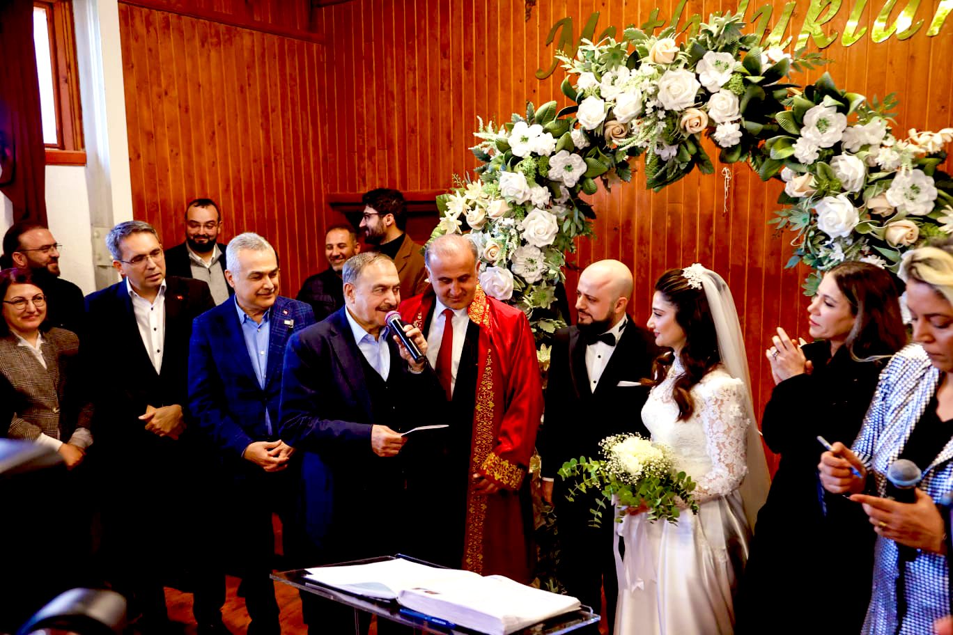 Eski Bakan Eroğlu Genç Çiftin Mutluluklarına Ortak Oldu