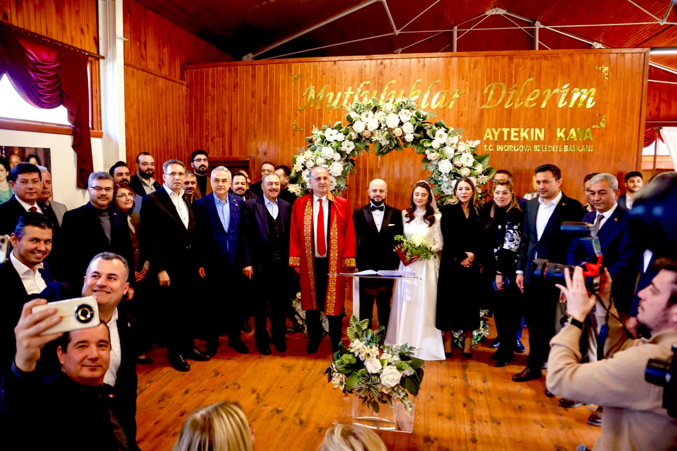 Eski Bakan Eroğlu Genç Çiftin Mutluluklarına Ortak Oldu