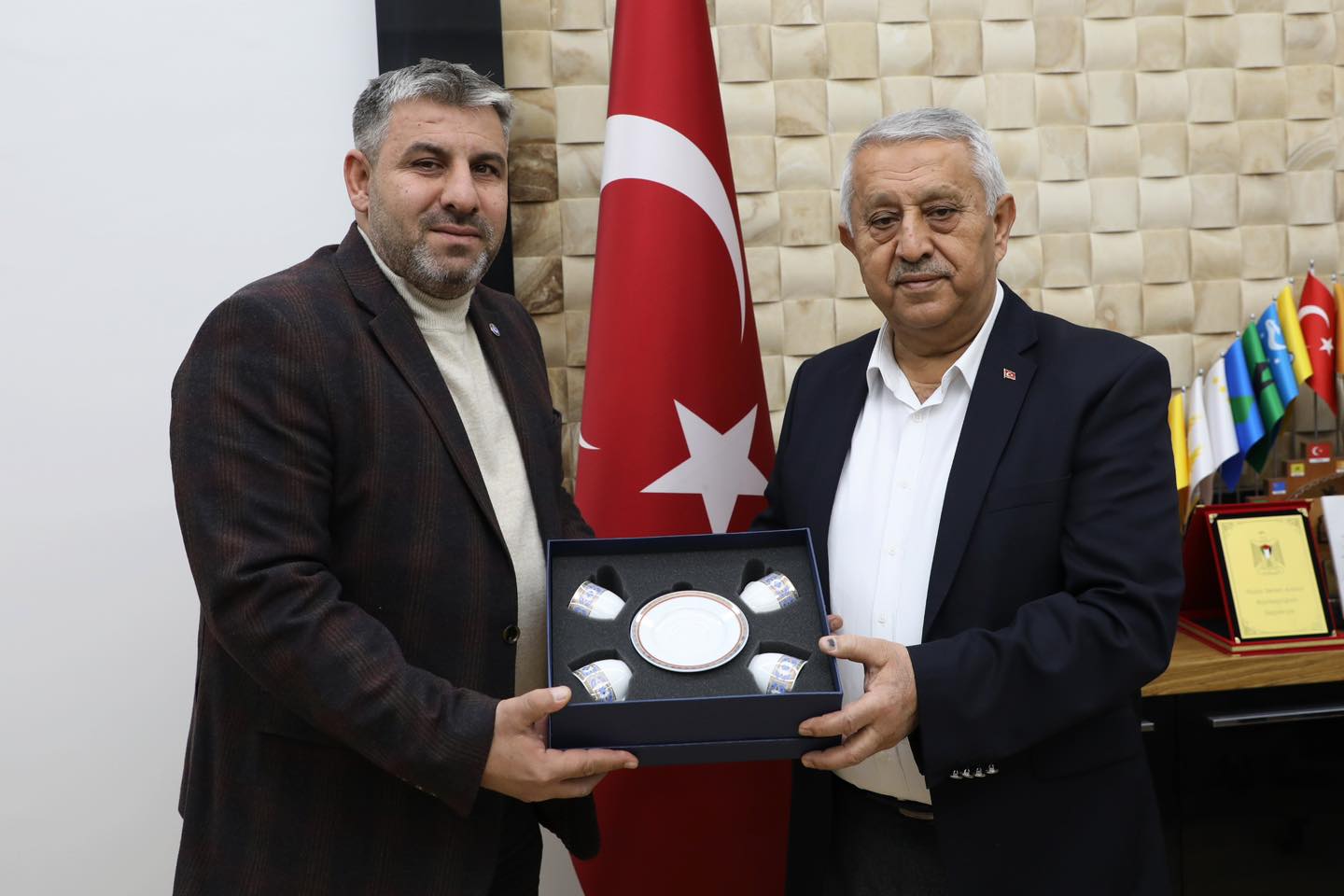 HİZMET-İŞ SENDİKASI BAŞKANI ERKUŞ BELEDİYE BAŞKANI MEHMET ZEYBEK'İ ZİYARET ETTİ
