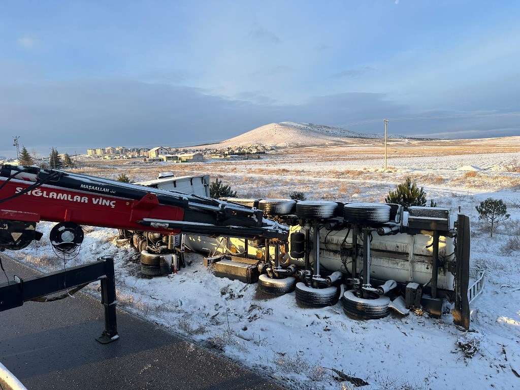 AFYON'DA BİTKİSEL YAĞ TAŞIYAN TIR DEVRİLDİ