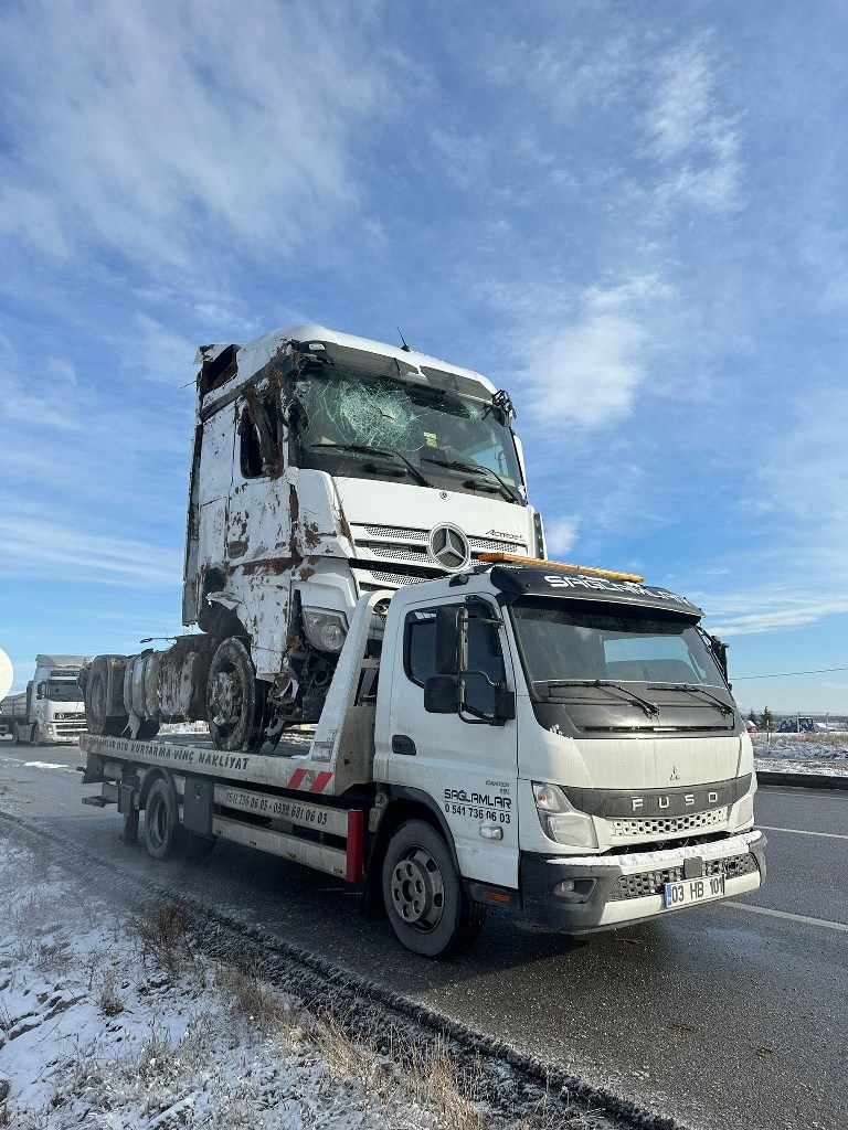 AFYON'DA BİTKİSEL YAĞ TAŞIYAN TIR DEVRİLDİ