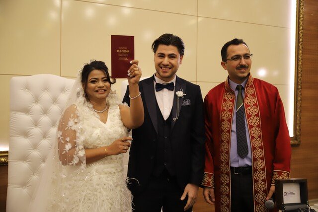 İstanbul Taksicisi Mustafa İyigün'ün Aşkı: Hindistanlı Meenakshı Patel