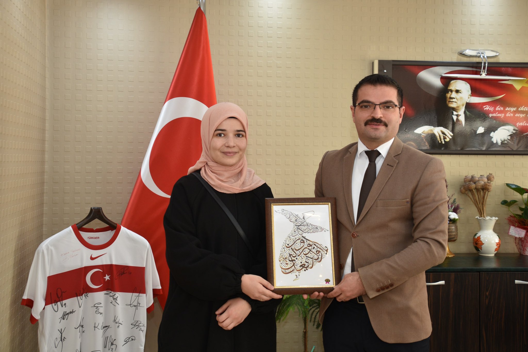 ŞUHUT İLÇE MÜFTÜLÜĞÜ VAİZESİNDEN  KAYMAKAM HAN'A ZİYARET