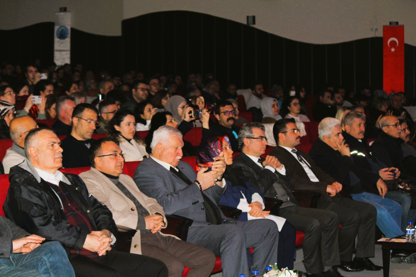 AKSAM'DAN İNSAN YETİŞTİREN ŞARKILAR KONSERİNE YOĞUN İLGİ