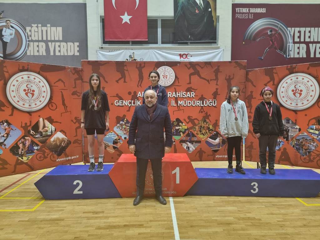 YARIYIL BADMİNTON TURNUVASI TAMAMLANDI
