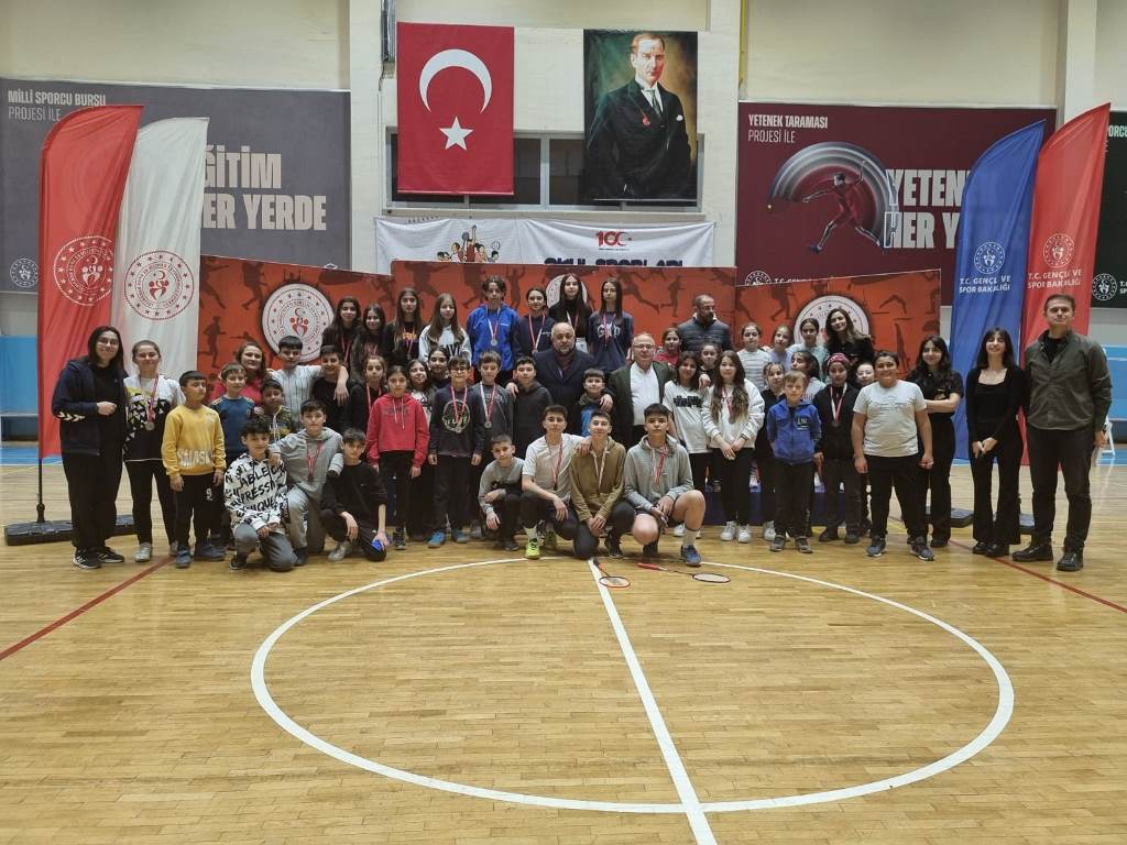 YARIYIL BADMİNTON TURNUVASI TAMAMLANDI