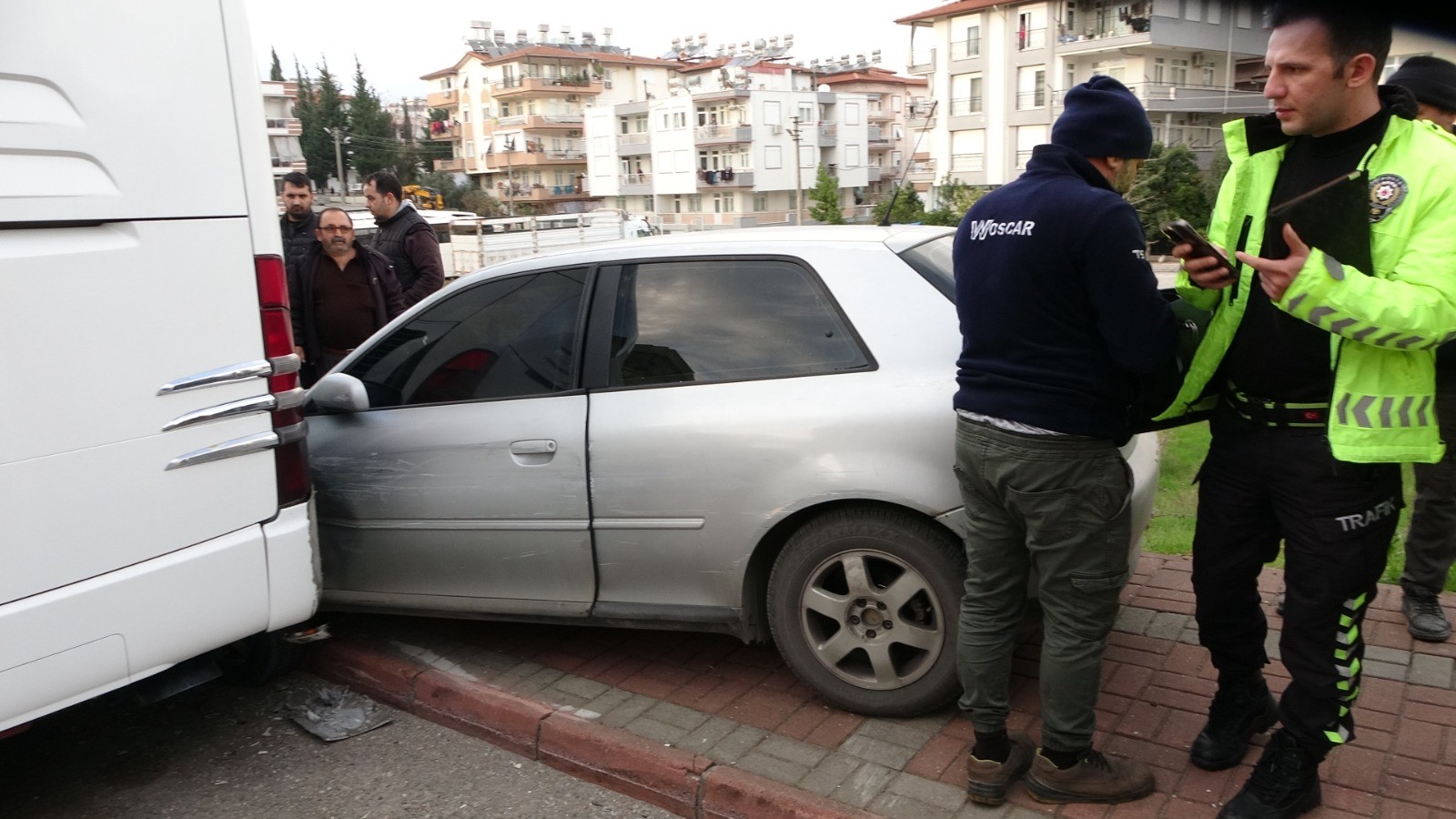 İki Otobüse Ardından Çöp Konteynerine Çarptı!