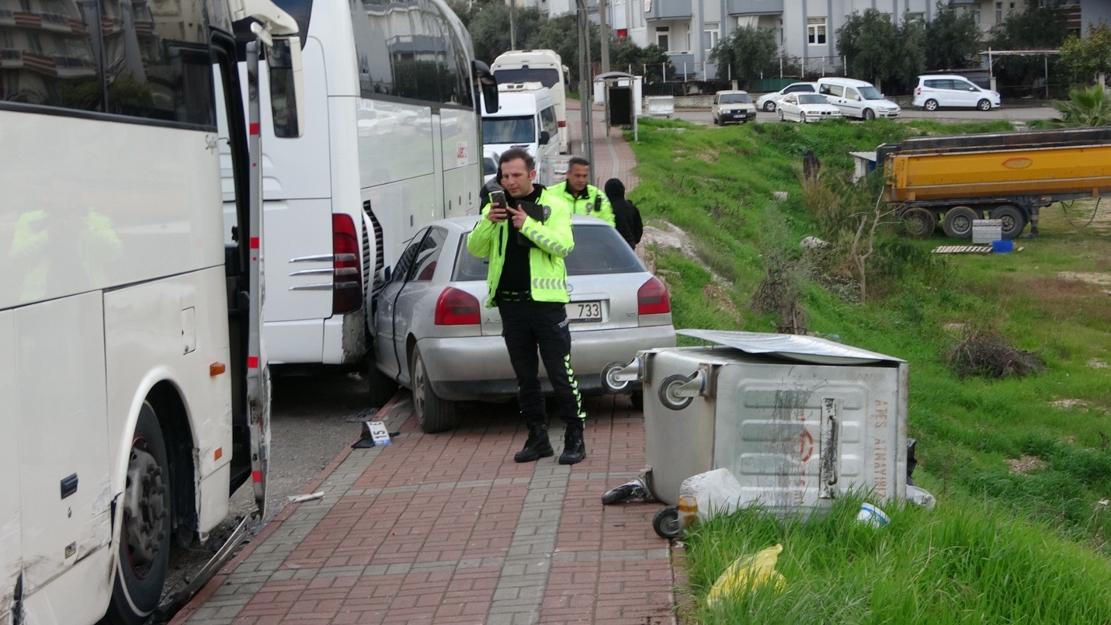 İki Otobüse Ardından Çöp Konteynerine Çarptı!
