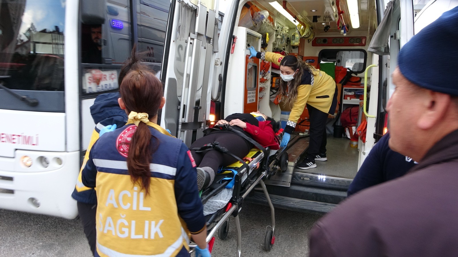 İki Otobüse Ardından Çöp Konteynerine Çarptı!