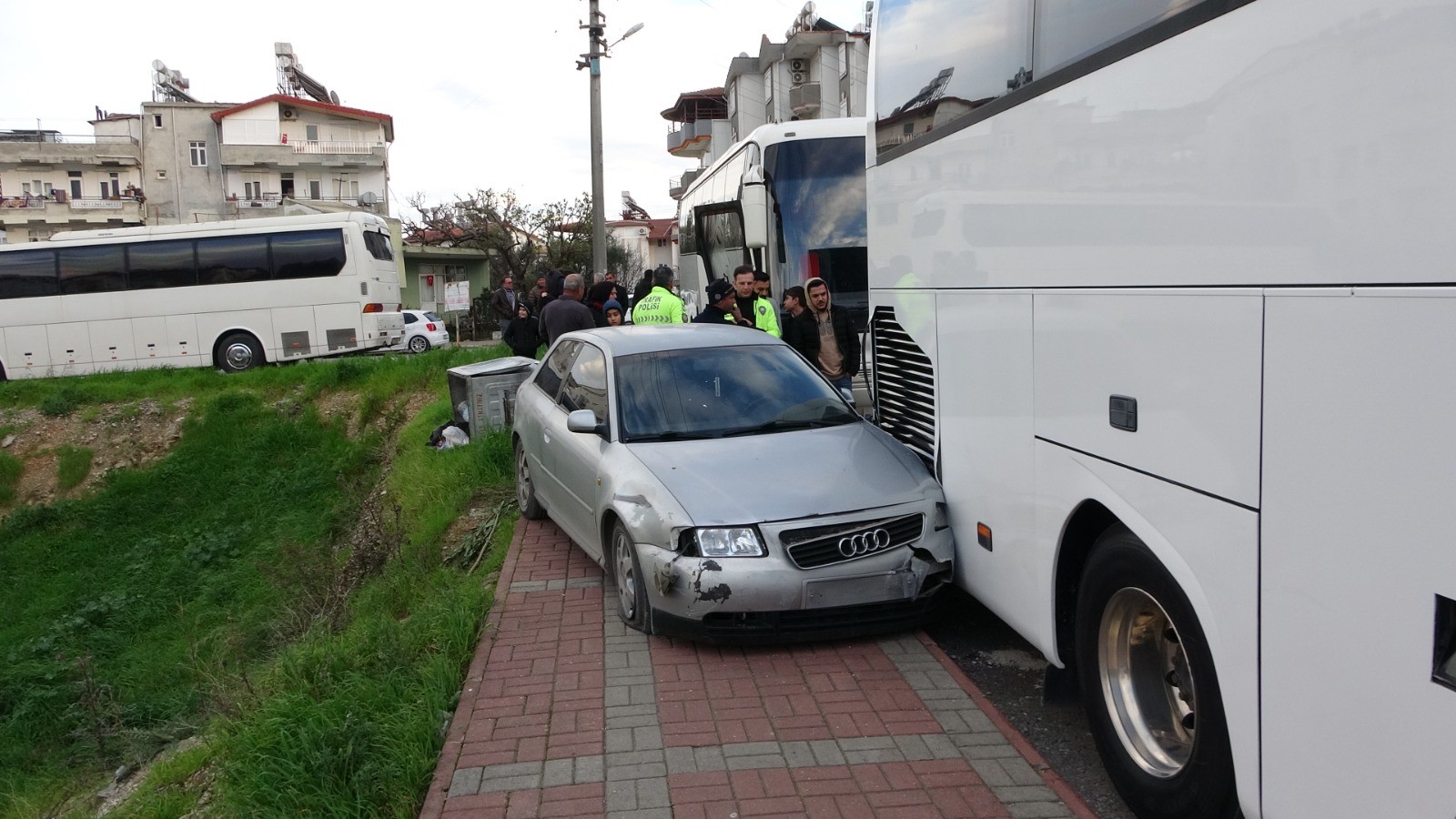 İki Otobüse Ardından Çöp Konteynerine Çarptı!