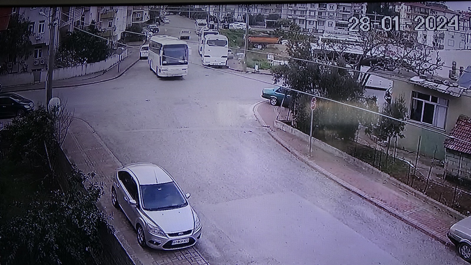 İki Otobüse Ardından Çöp Konteynerine Çarptı!