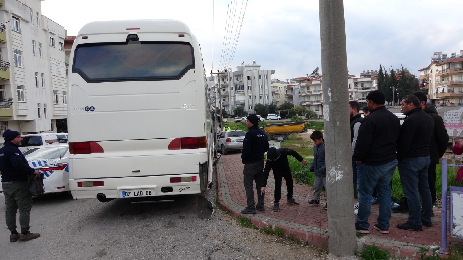 İki Otobüse Ardından Çöp Konteynerine Çarptı!
