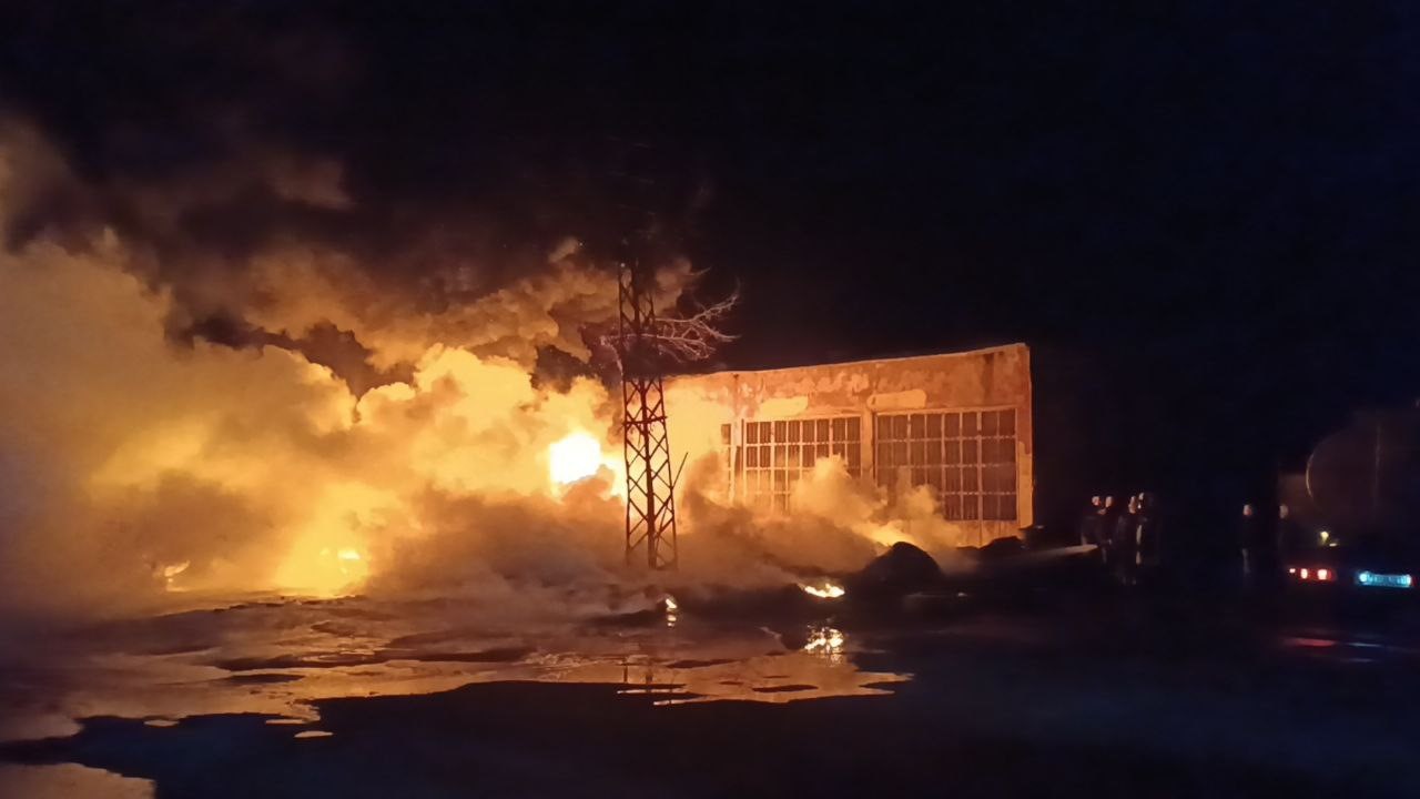 Sanayi Sitesinde Korkutan Yangın: Lastik Dükkanı Alev Alev Yandı!