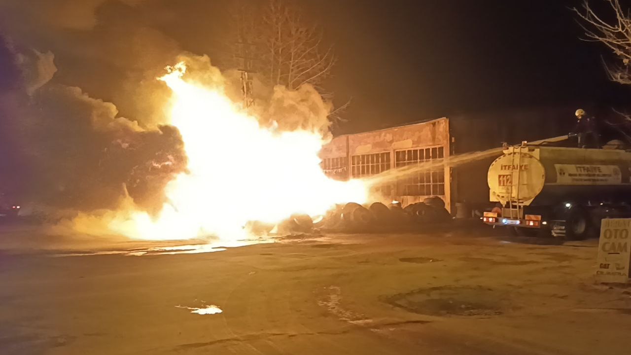 Sanayi Sitesinde Korkutan Yangın: Lastik Dükkanı Alev Alev Yandı!