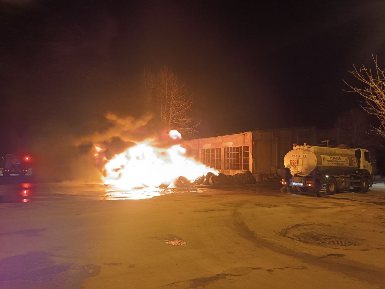 Sanayi Sitesinde Korkutan Yangın: Lastik Dükkanı Alev Alev Yandı!