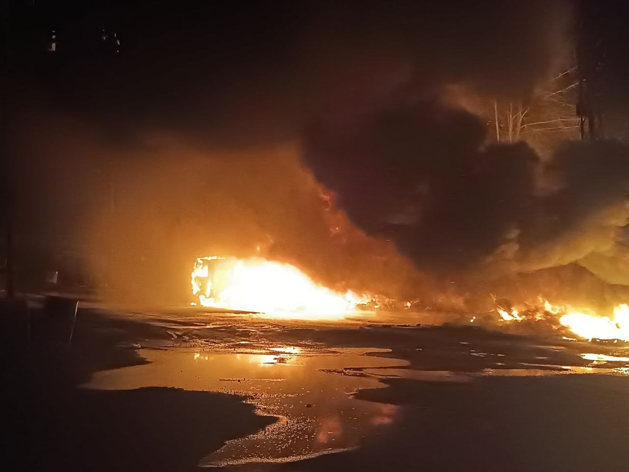 Sanayi Sitesinde Korkutan Yangın: Lastik Dükkanı Alev Alev Yandı!