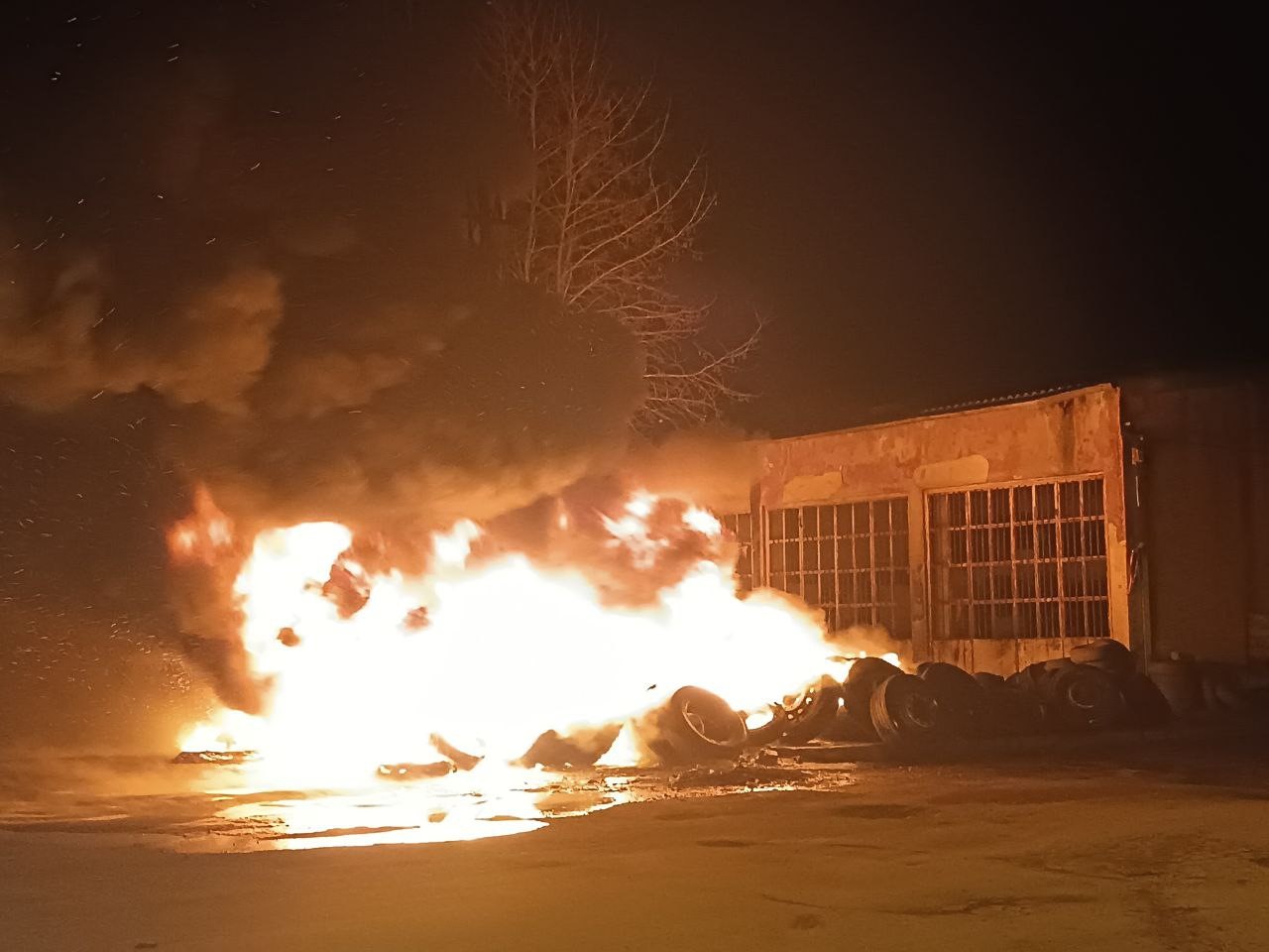 Sanayi Sitesinde Korkutan Yangın: Lastik Dükkanı Alev Alev Yandı!