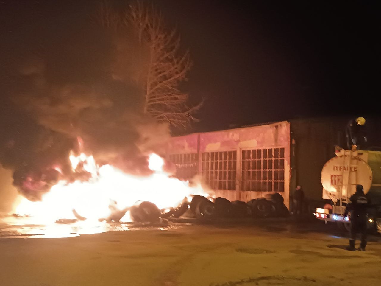 Sanayi Sitesinde Korkutan Yangın: Lastik Dükkanı Alev Alev Yandı!