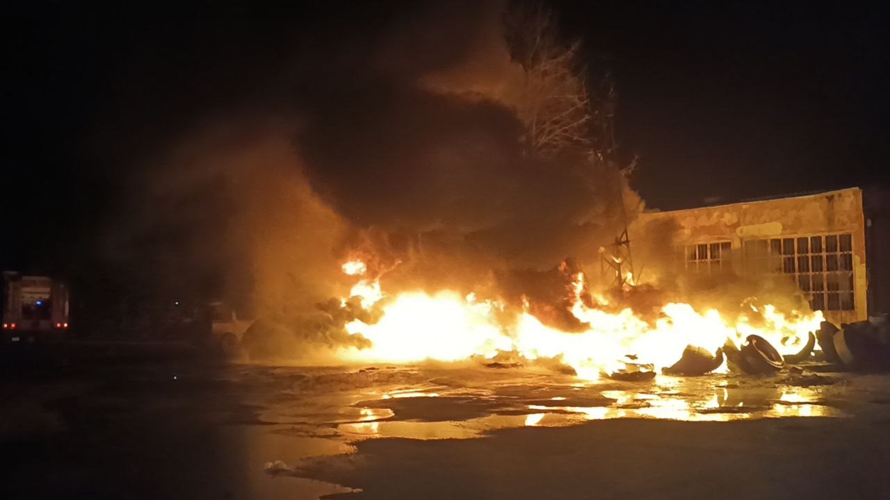 Sanayi Sitesinde Korkutan Yangın: Lastik Dükkanı Alev Alev Yandı!