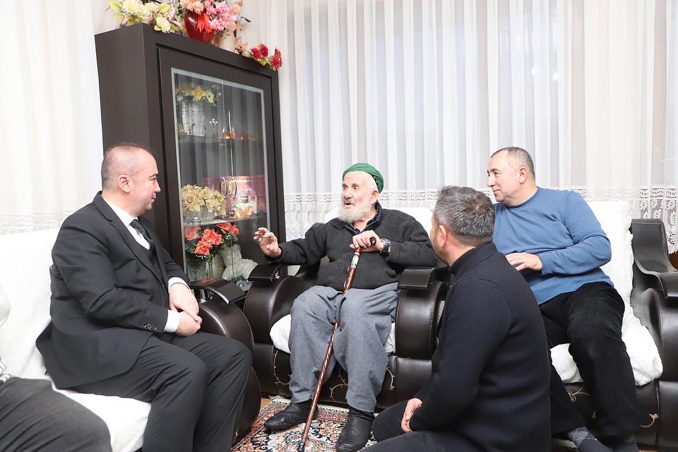 Uluçay, şekerci dede’yi ziyaret etti el öpüp hayır duası aldı